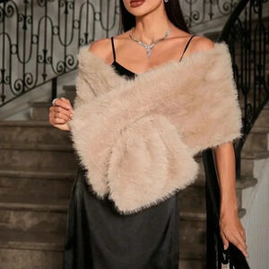 Apricot Women's Toca Faux Fur Cape